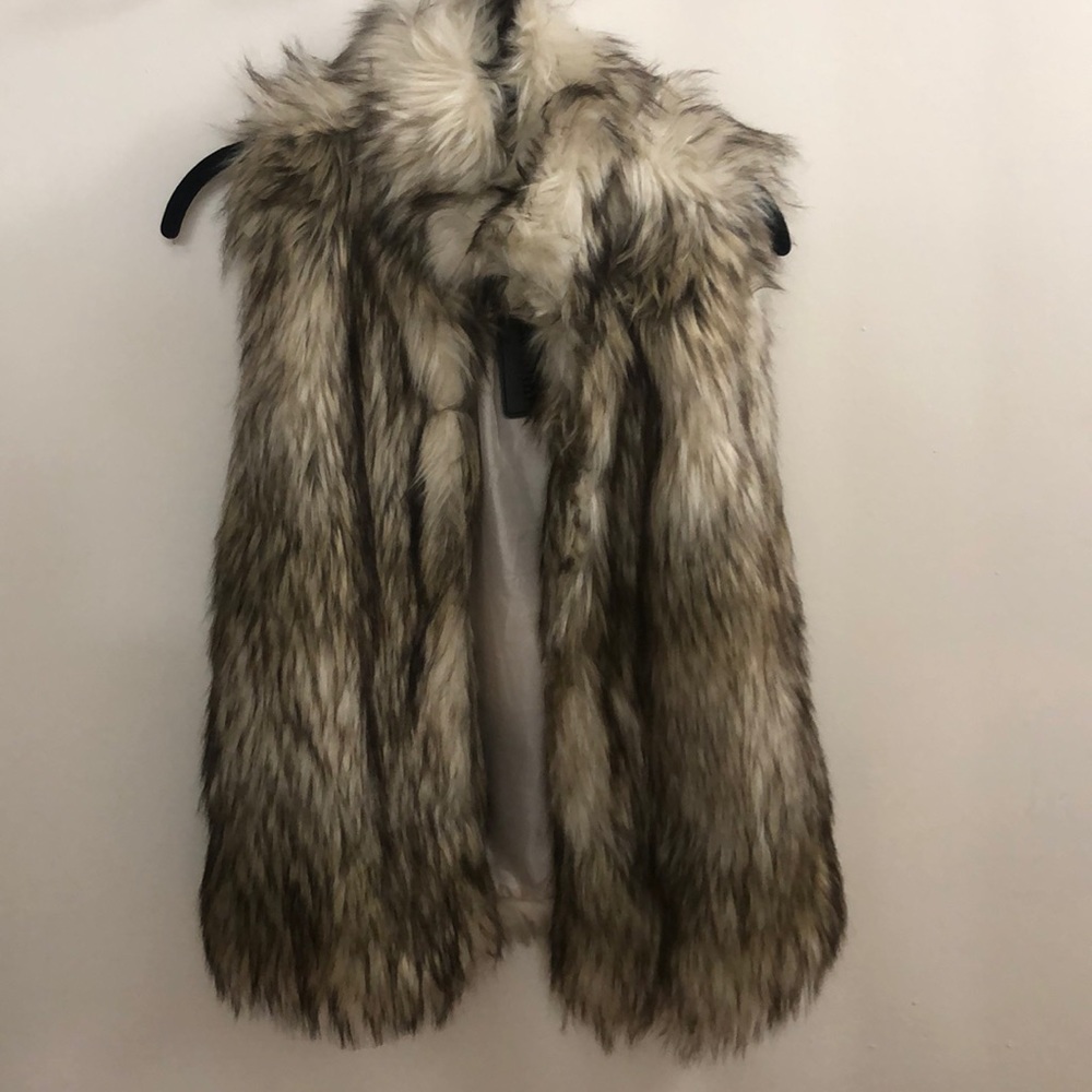 Size medium  comfy vest. Fur vest.